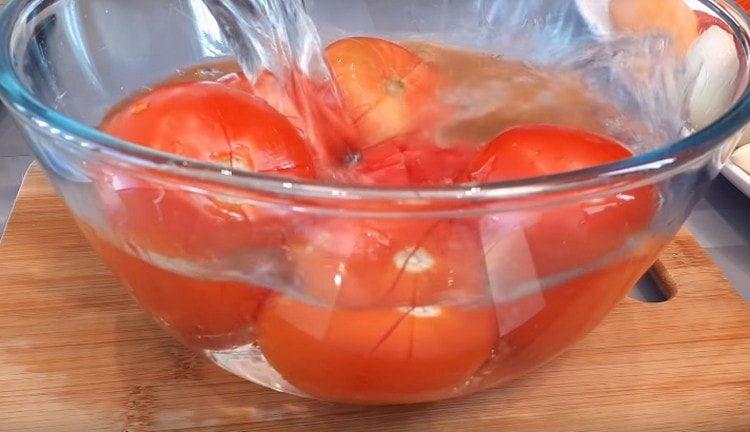 After boiling water, fill the tomatoes with cold water.