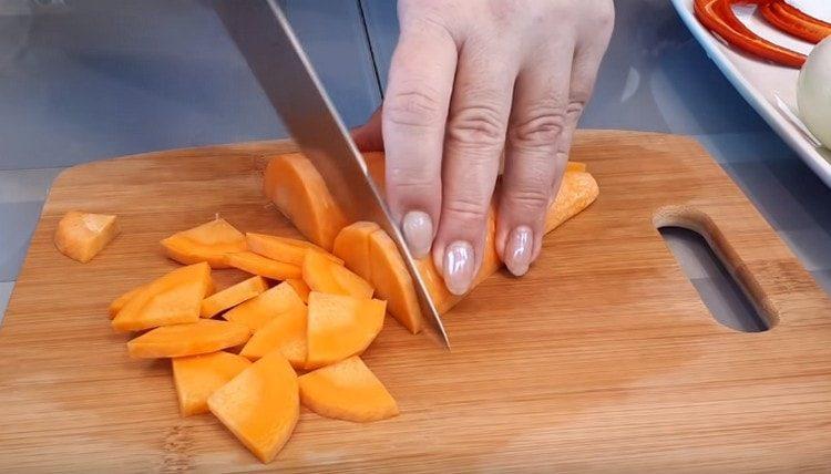 hacher les carottes.