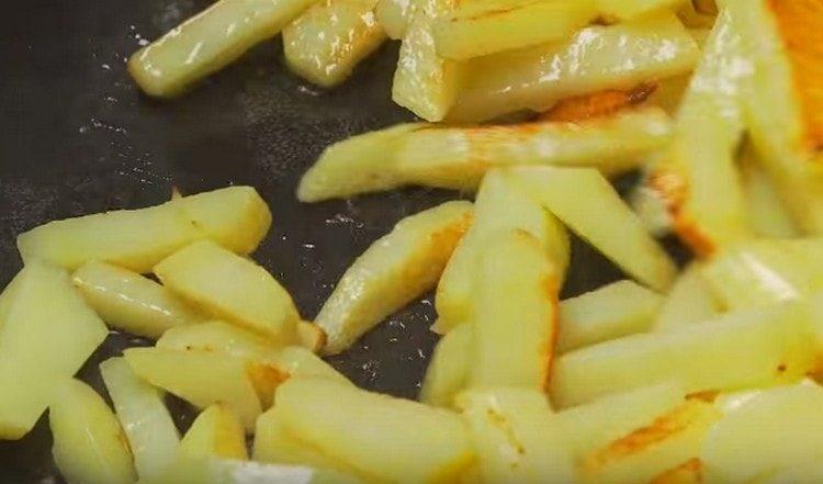 Séparément, faites frire les pommes de terre.