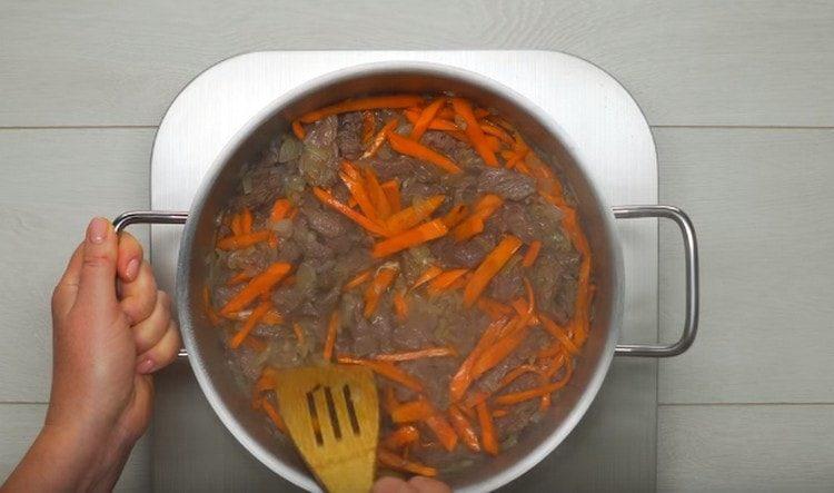 Bak de wortels en voeg toe aan het vlees.