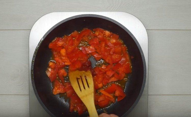 Separately, fry the tomatoes with the addition of tomato paste.