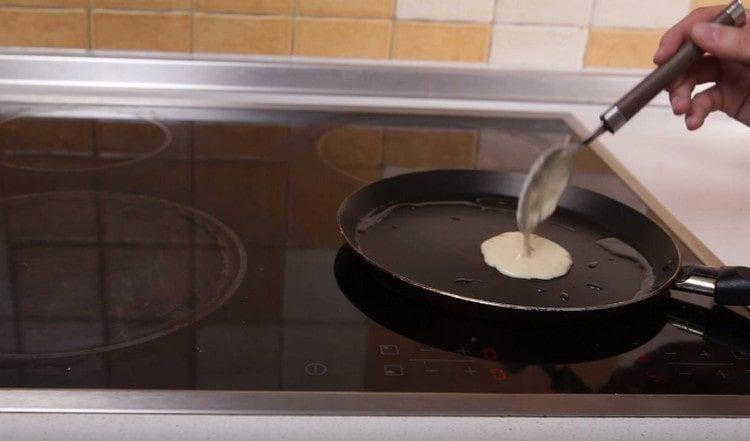 Verser la pâte dans une casserole préchauffée avec une cuillère.