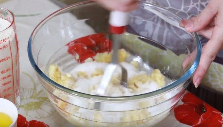 Ajouter le sucre, le sel et le sucre vanillé à la masse de banane et mélanger.