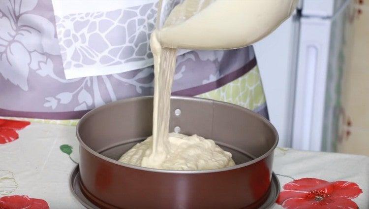 Verser la pâte dans une forme graissée.