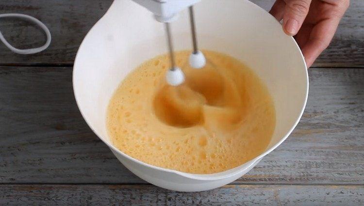 Beat the egg into the lush mass with a mixer.