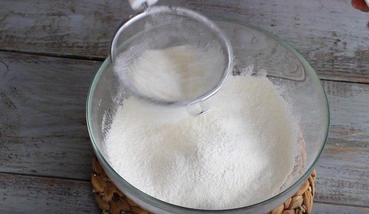 Tamiser la farine avec la levure chimique.