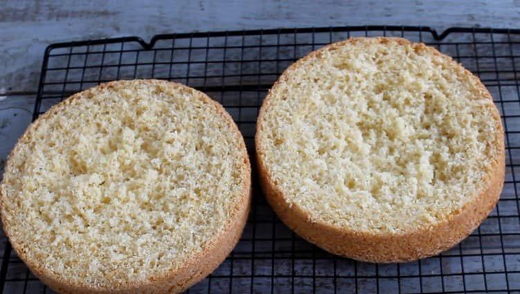 Puisque le biscuit est haut, il peut être divisé en 2 ou 3 couches de gâteau.