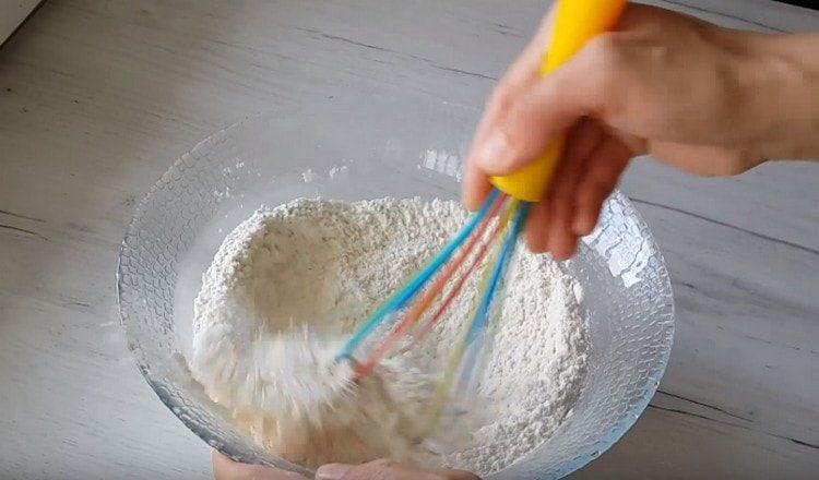 Tamiser la farine et mélanger avec la levure chimique.
