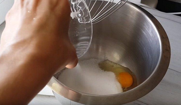 En el tazón de la batidora, batir los huevos, agregarles azúcar.