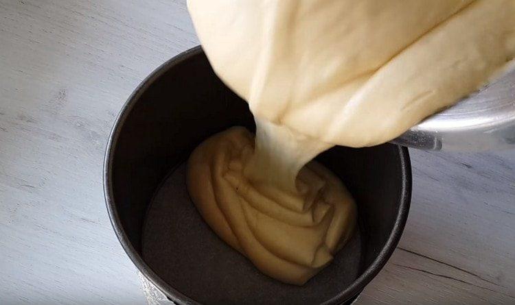 Verser la pâte dans une forme recouverte de parchemin.