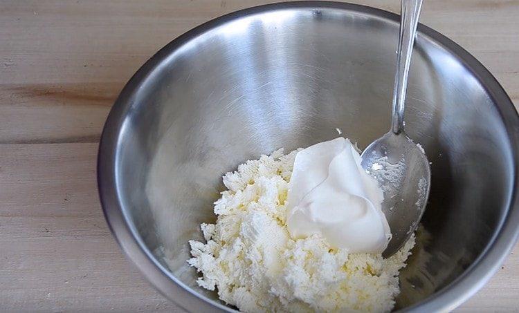 Ajouter la crème au lait caillé.
