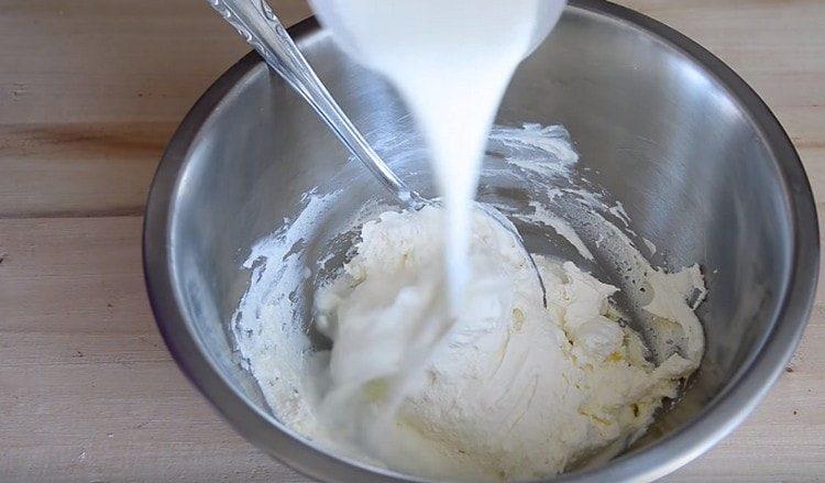 Ajoutez du lait chaud à la masse de caillé.