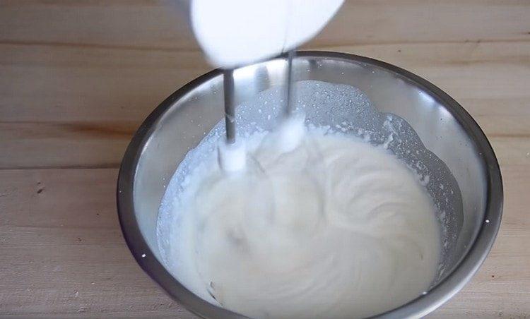 Battez la crème avec un mixeur.