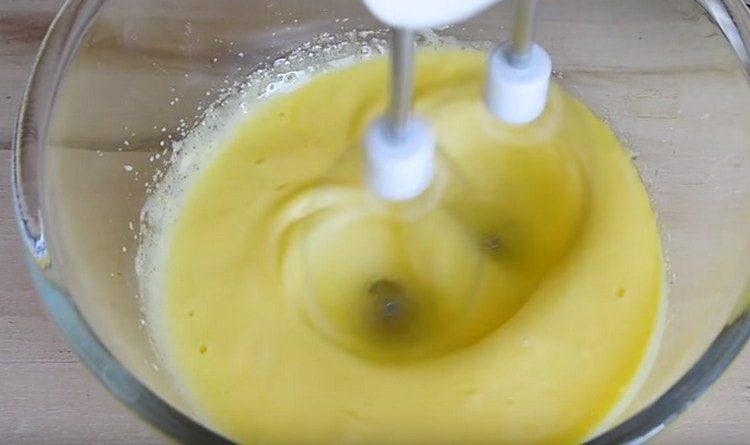 Beat the yolks with a mixer with sugar.