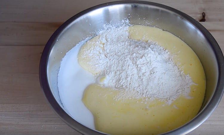 In the whipped proteins, pour the yolk mass and add the dry ingredients.