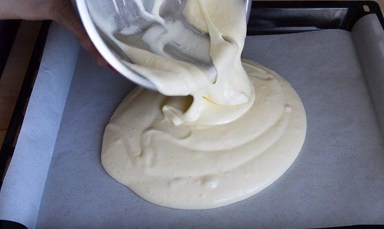 Mélangez la pâte et versez-la sur une plaque à pâtisserie recouverte de papier sulfurisé.