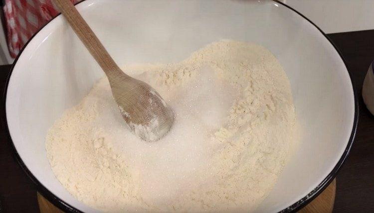 Ajouter le sel et le sucre à la farine.