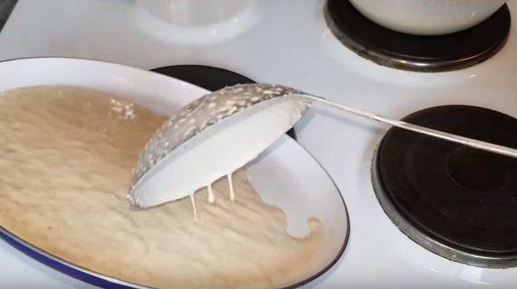 Versez la pâte dans une poêle préchauffée et faites frire les crêpes.
