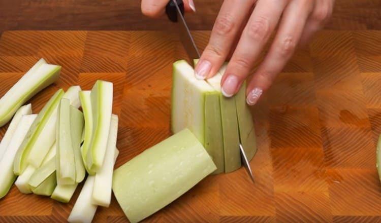 Cut the zucchini into cubes.