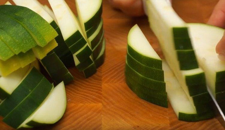 couper en tranches de courgettes.