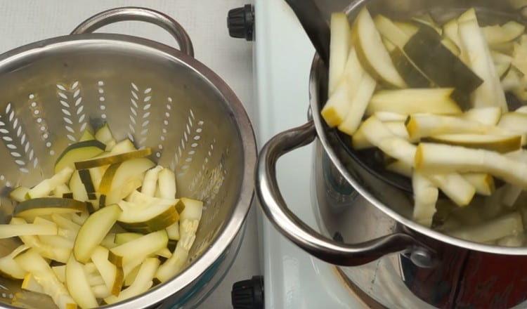 Inclinez les courgettes dans une passoire pour que le verre soit bien arrosé.