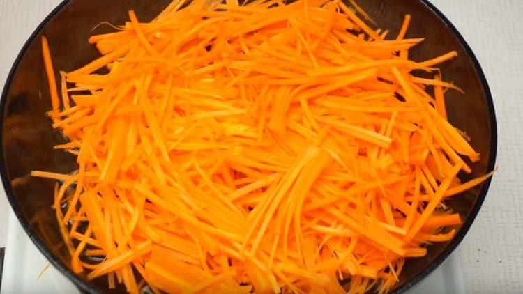 zanahorias ralladas en un rallador coreano también
