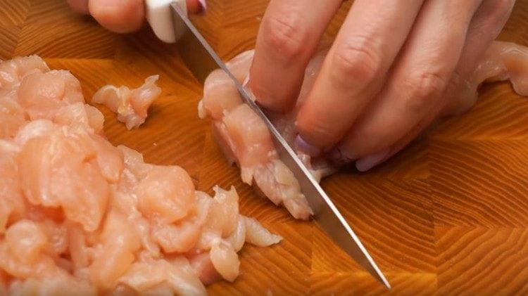 Finely chop the chicken fillet, herbs.