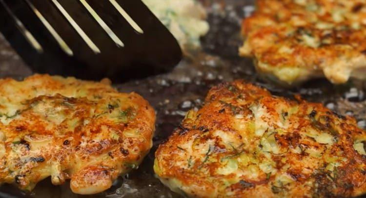 Étendre la viande hachée dans une casserole avec de l'huile végétale et faire frire les galettes.