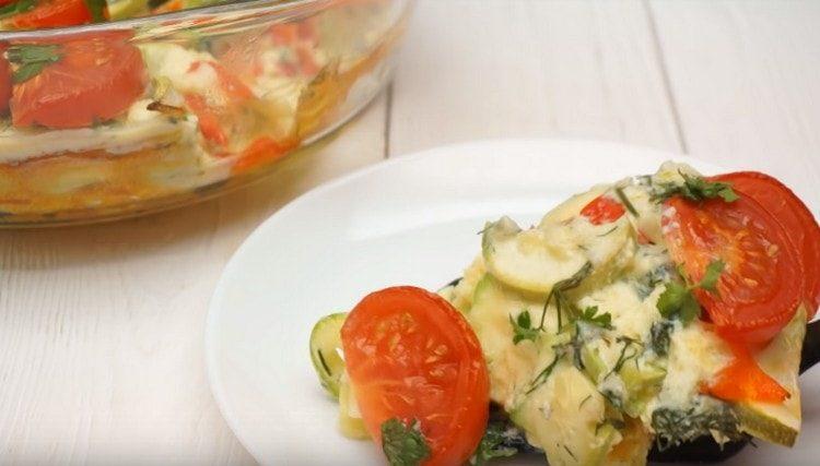 Voici un délicieux oeufs brouillés de courgettes peuvent être cuits très rapidement.