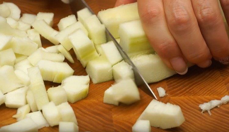 Corte en dados los calabacines pelados y pelados.