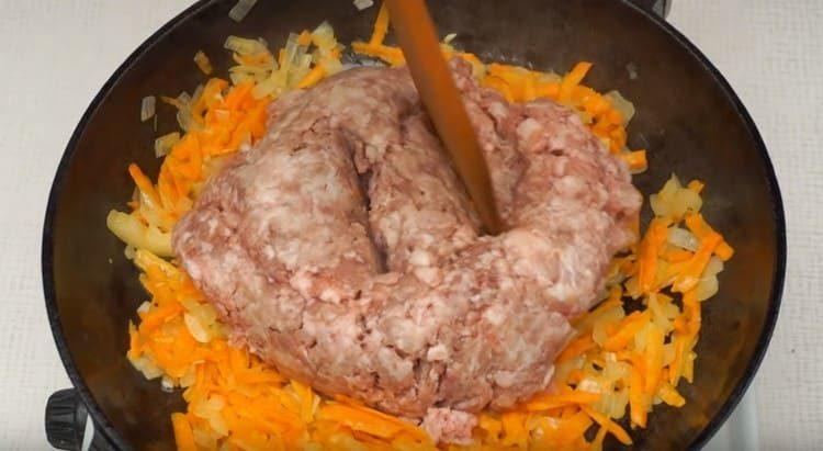 Add minced meat to the vegetables in the pan.