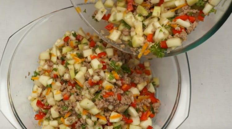 We stuff the minced meat with vegetables in a baking dish.