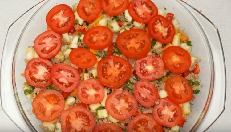 Coloque los tomates en rodajas encima de la pieza de trabajo.