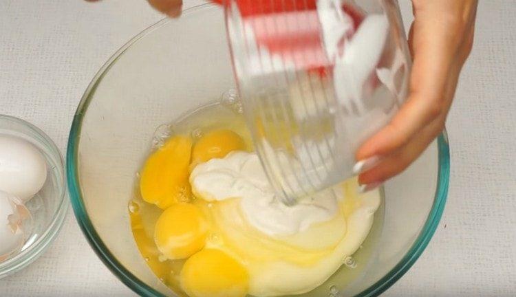 Cocinar crema agria y huevo para guisar.