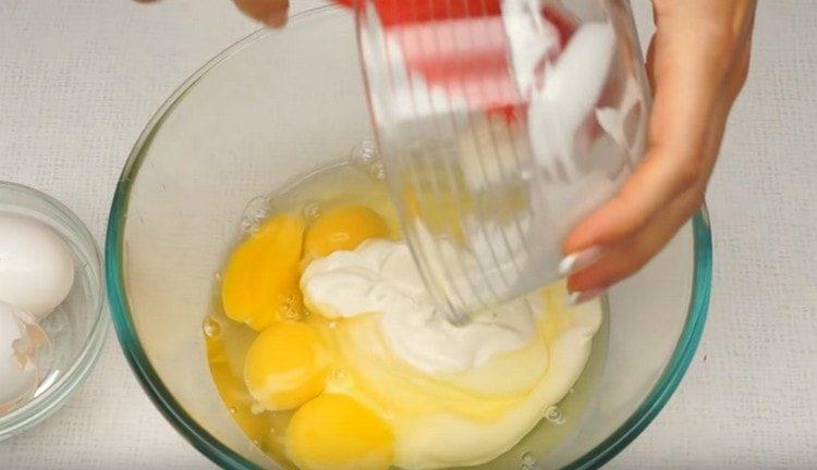 Cuisson de la crème sure et de l'oeuf pour la cocotte.