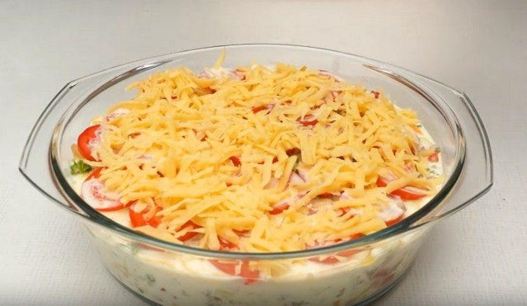 Pour the vegetables with sour cream and egg mass, sprinkle with grated cheese and put in the oven.