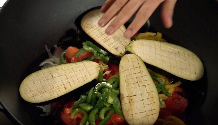 Ajoutez ensuite les aubergines coupées en deux et salées.