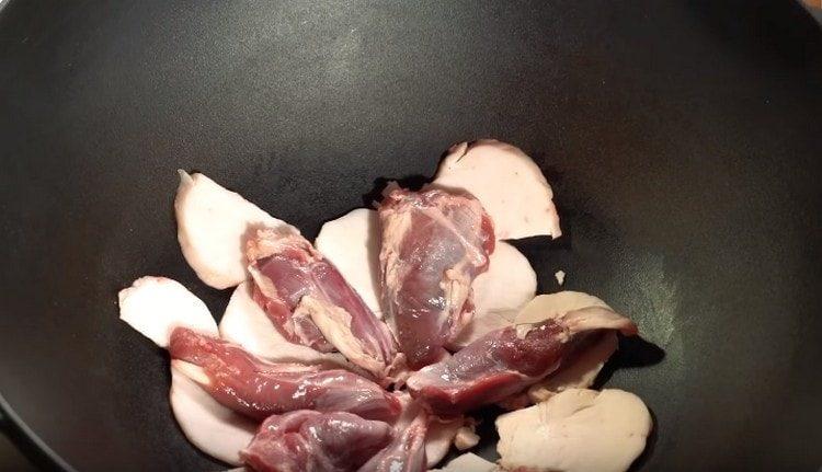 Disposez des morceaux de viande sur le bacon.