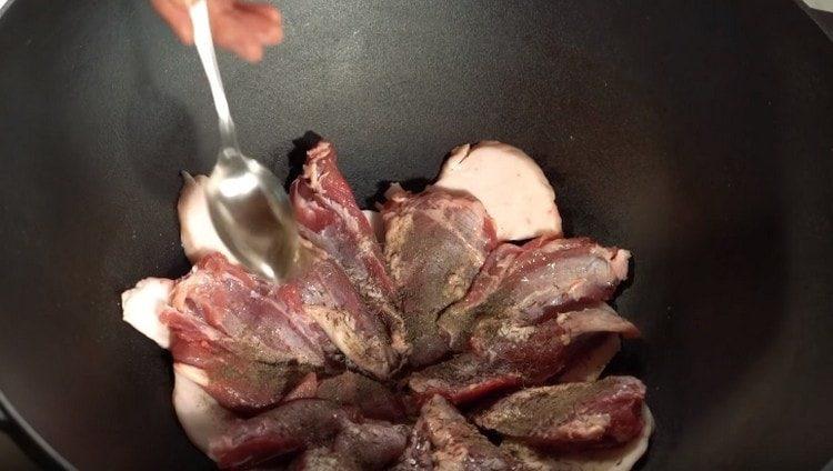 Saupoudrer la viande avec des épices.