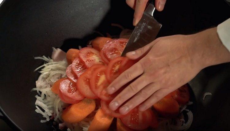 Sur les carottes, étalez les tranches de tomate.