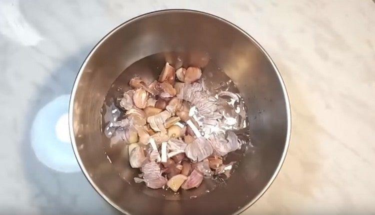 Dividimos la cabeza en clavos, la metemos en un bol y la llenamos de agua.