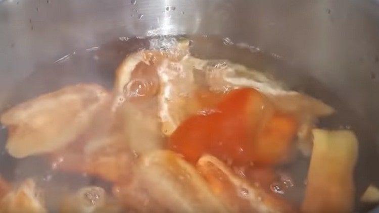 Dans une casserole, porter l'eau à ébullition et y mettre du poivre.