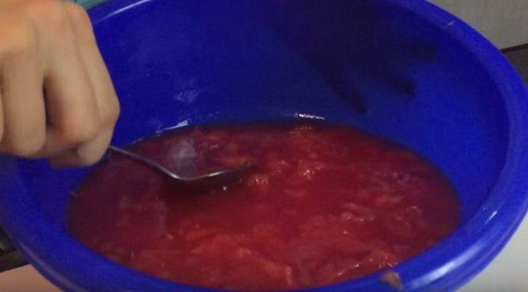 Le jus de melon d'eau qui en résulte est mélangé à de la pulpe dénoyautée.