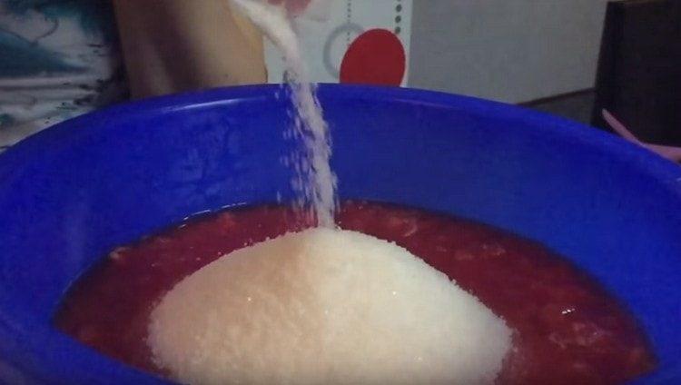 Ajoutez du sucre à la masse de melon d'eau.