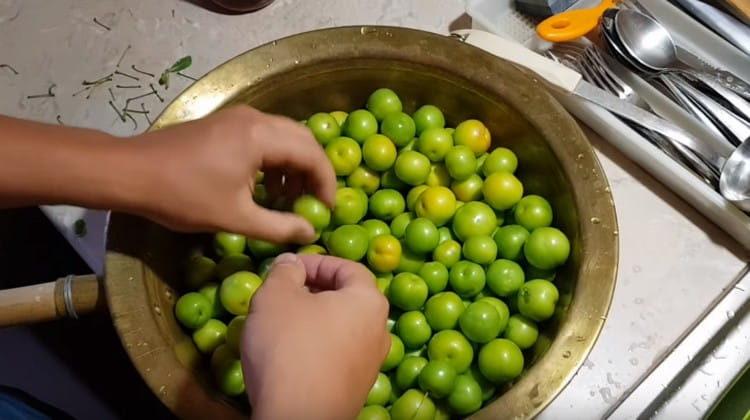 inayos namin ang mga plum, ibuhos sa isang malaking mangkok ng metal.