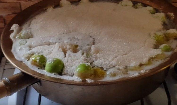 Cocine las ciruelas, el azúcar comienza a derretirse.