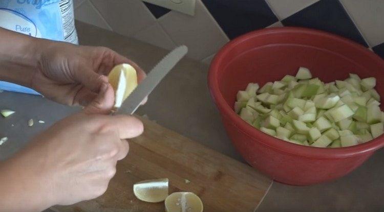 Corte el limón o la naranja, quite las semillas.