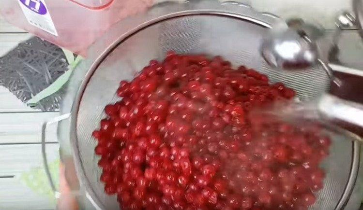 Currant pour boiling water for 30 seconds.