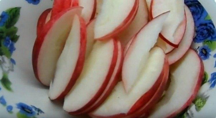 Cortar las manzanas en rodajas finas.