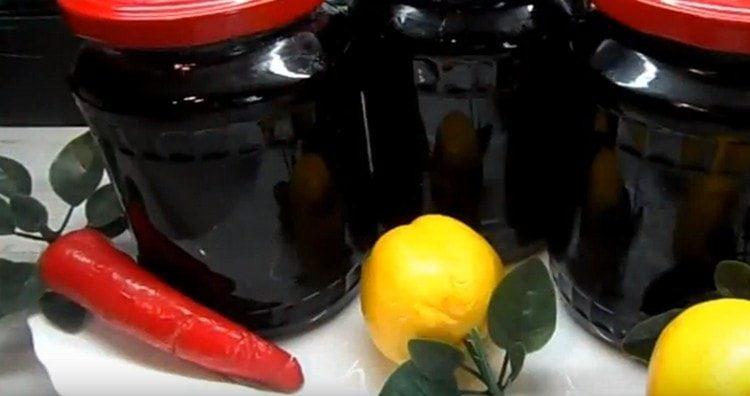 verser la confiture d'aronia avec les pommes dans des bocaux et rouler.